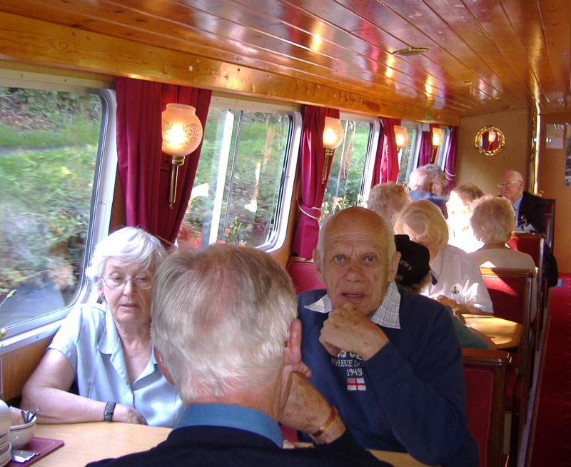 Vesper Association veterannd on cruise of the canal
