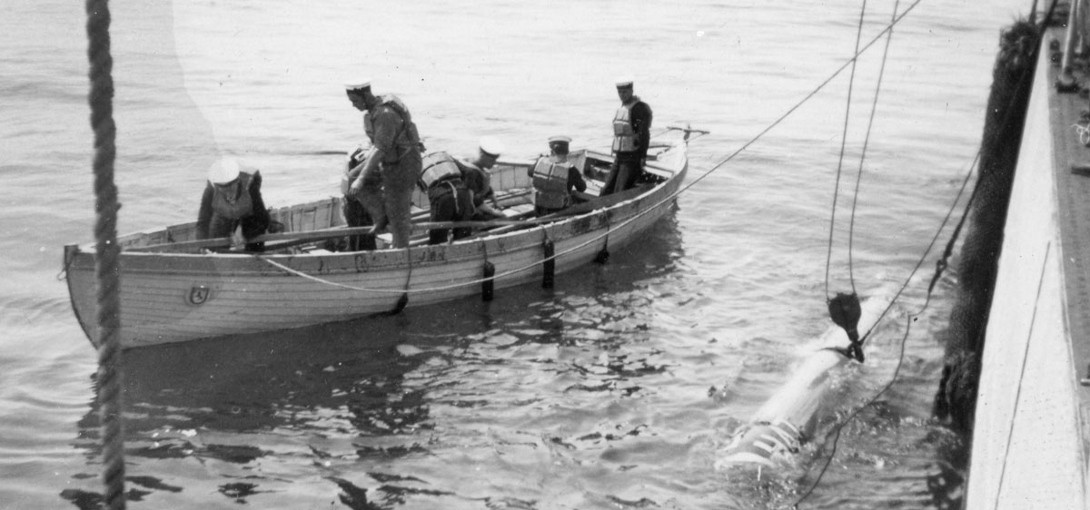 Whaler recovering body of German pilot